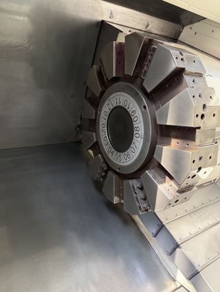 342，同款2️⃣台马扎克QSM300L/1250数控车床
MAZATROL smart系统
12工位刀塔（其中有一台带10寸卡盘）
带尾座，2016年出厂
棒料直径80mm，主轴通孔直径91mm
主轴转速4000rpm，主电机功率26 kW
X/Z轴行程:240×1314mm
最大回转直径720mm
最大车削直径420mm
最大加工长度1282mm-2