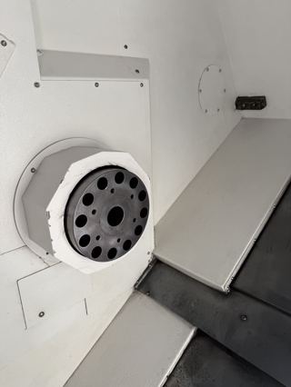 342，同款2️⃣台马扎克QSM300L/1250数控车床
MAZATROL smart系统
12工位刀塔（其中有一台带10寸卡盘）
带尾座，2016年出厂
棒料直径80mm，主轴通孔直径91mm
主轴转速4000rpm，主电机功率26 kW
X/Z轴行程:240×1314mm
最大回转直径720mm
最大车削直径420mm
最大加工长度1282mm-6
