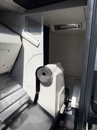 342，同款2️⃣台马扎克QSM300L/1250数控车床
MAZATROL smart系统
12工位刀塔（其中有一台带10寸卡盘）
带尾座，2016年出厂
棒料直径80mm，主轴通孔直径91mm
主轴转速4000rpm，主电机功率26 kW
X/Z轴行程:240×1314mm
最大回转直径720mm
最大车削直径420mm
最大加工长度1282mm-9