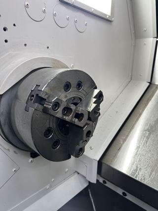 345，台湾大隈GENOS L400II-e数控车床
10寸卡盘、8工位，3000 转
带尾座跟一个中心架
XZ行程：230*1140mm
最大加工直径：410mm
最大工件长度：1100mm
床身回转直径：520mm
主轴通孔直径：80mm
控制系统：OSP-P300LA-e
2019年出厂-4
