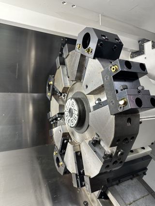 345，台湾大隈GENOS L400II-e数控车床
10寸卡盘、8工位，3000 转
带尾座跟一个中心架
XZ行程：230*1140mm
最大加工直径：410mm
最大工件长度：1100mm
床身回转直径：520mm
主轴通孔直径：80mm
控制系统：OSP-P300LA-e
2019年出厂-6