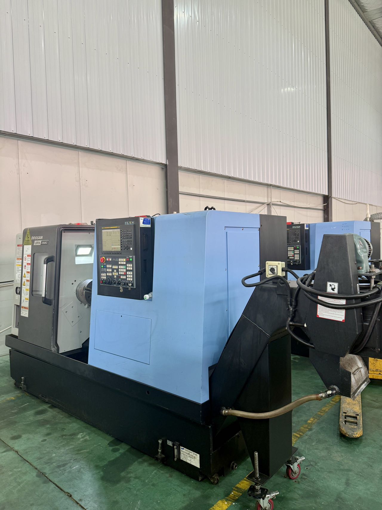 346，韩国斗山LYNX235MII车铣复合，同款2⃣️台
XZ行程：370*735mm，选配6000转
10寸卡盘、12工位，带一个动力头
最大车削直径：435mm
最大车削长度：650mm
主轴通孔：72mm
发那科Series Plus系统，2021年出厂