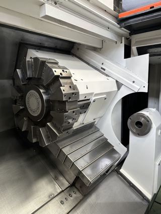 348，马扎克QTE‑300L加长版数控车床
10寸液压卡盘、12工位，带液压尾座
发那科Plus系统，转数5000rpm
主轴通孔Φ91mm，最大棒料Φ80mm
床身最大回转直径：695mm
最大加工直径Φ340mm
最大加工长度：1054mm
X/Z轴行程：215*1055mm
快移30m/min，带排屑器
整机净重：5000kg，2021年出厂-5