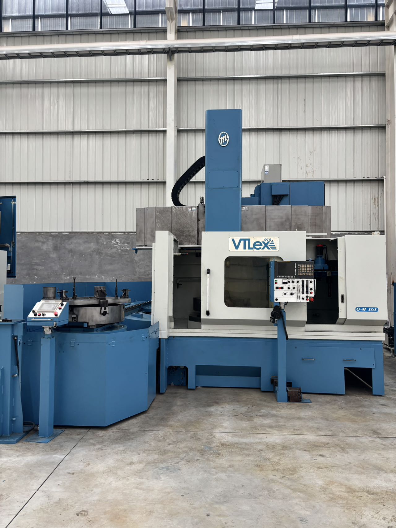 349，日本OM VTLEX915立式数控车床
 同款4台，双工位，带光栅尺
2014年出，16把刀
FANUC31i-MODEL B系统
XZ行程：2300*800mm
最大回转直径：1250mm
车削直径：1000mm
最大车削外径1000mm
最大加工高度800mm
工作台直径915mm，工作台承载能力1500kg
主轴最大扭矩5370nm
最大车削力25000N
主轴传动方式为带传动，导轨类型为硬轨
外形尺寸5200×6000×4000mm