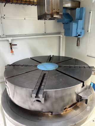 349，日本OM VTLEX915立式数控车床
 同款4台，双工位，带光栅尺
2014年出，16把刀
FANUC31i-MODEL B系统
XZ行程：2300*800mm
最大回转直径：1250mm
车削直径：1000mm
最大车削外径1000mm
最大加工高度800mm
工作台直径915mm，工作台承载能力1500kg
主轴最大扭矩5370nm
最大车削力25000N
主轴传动方式为带传动，导轨类型为硬轨
外形尺寸5200×6000×4000mm-5