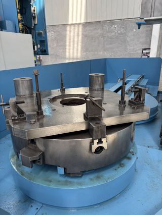 349，日本OM VTLEX915立式数控车床
 同款4台，双工位，带光栅尺
2014年出，16把刀
FANUC31i-MODEL B系统
XZ行程：2300*800mm
最大回转直径：1250mm
车削直径：1000mm
最大车削外径1000mm
最大加工高度800mm
工作台直径915mm，工作台承载能力1500kg
主轴最大扭矩5370nm
最大车削力25000N
主轴传动方式为带传动，导轨类型为硬轨
外形尺寸5200×6000×4000mm-7
