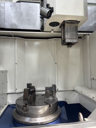 350，台湾荣田VL-86C高速数控立车
FANUC Series 0i-TF系统
工作台直径：600mm，24寸液压卡盘
最大旋径：950mm
最大切削径：900mm
最大切削高度：650mm
最大加工物重量：2,000 公斤
主轴转速：5-600高，低二档，二段变
滑枕刀座面至工作台面高度：1175mm,12把刀库
两硬轨，高刚性箱型结构
出厂日期：2016年10月
适合大型盘类/环类零件重切削，成色新、精度稳定-4