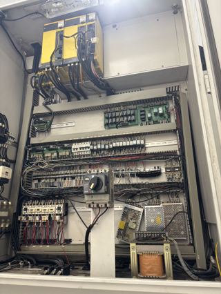 350，台湾荣田VL-86C高速数控立车
FANUC Series 0i-TF系统
工作台直径：600mm，24寸液压卡盘
最大旋径：950mm
最大切削径：900mm
最大切削高度：650mm
最大加工物重量：2,000 公斤
主轴转速：5-600高，低二档，二段变
滑枕刀座面至工作台面高度：1175mm,12把刀库
两硬轨，高刚性箱型结构
出厂日期：2016年10月
适合大型盘类/环类零件重切削，成色新、精度稳定-8
