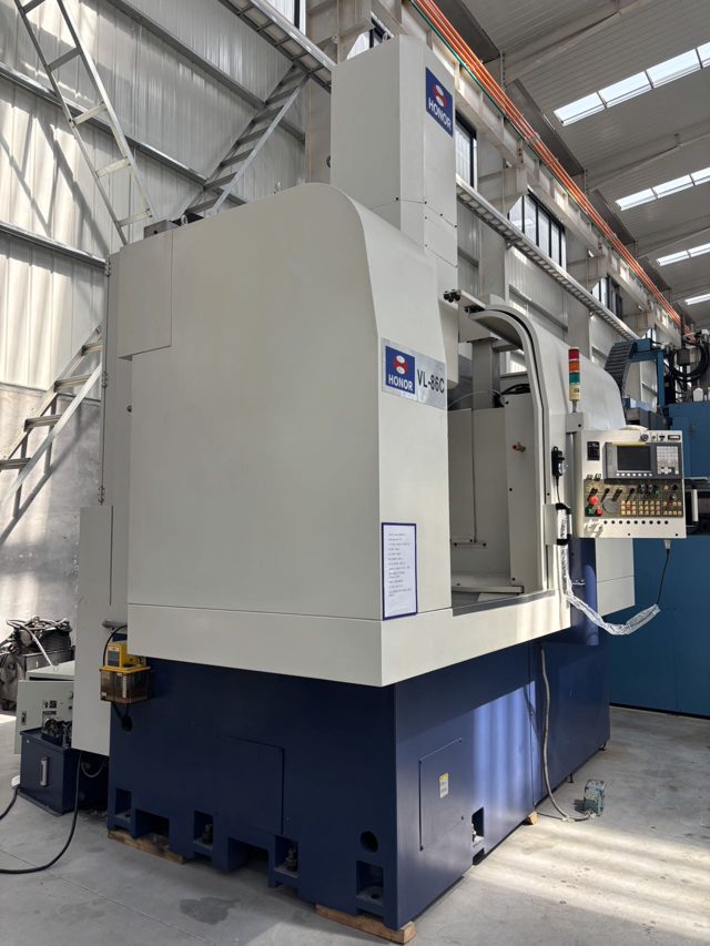 350，台湾荣田VL-86C高速数控立车
FANUC Series 0i-TF系统
工作台直径：600mm，24寸液压卡盘
最大旋径：950mm
最大切削径：900mm
最大切削高度：650mm
最大加工物重量：2,000 公斤
主轴转速：5-600高，低二档，二段变
滑枕刀座面至工作台面高度：1175mm,12把刀库
两硬轨，高刚性箱型结构
出厂日期：2016年10月
适合大型盘类/环类零件重切削，成色新、精度稳定